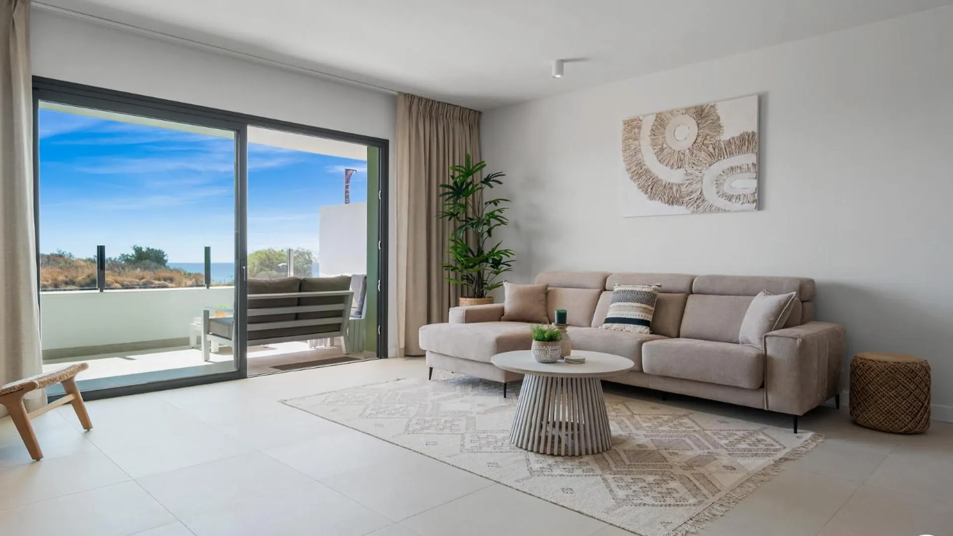 Vivi Homes - Breeze View, Sauna, Gym & Pool Sitio de Calahonda Apartment