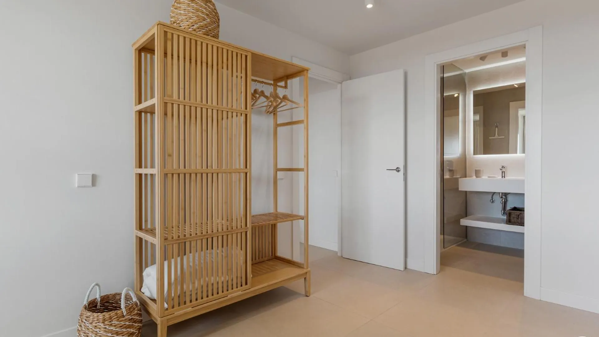 Vivi Homes - Breeze View, Sauna, Gym & Pool Sitio de Calahonda Apartment