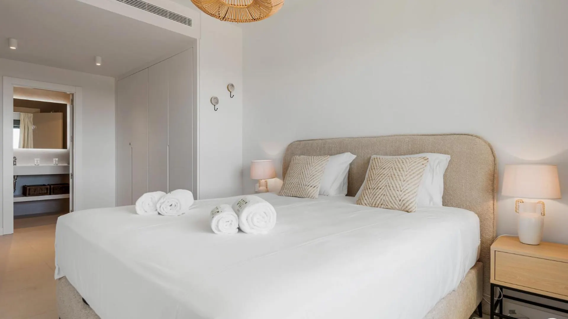 Vivi Homes - Breeze View, Sauna, Gym & Pool Sitio de Calahonda