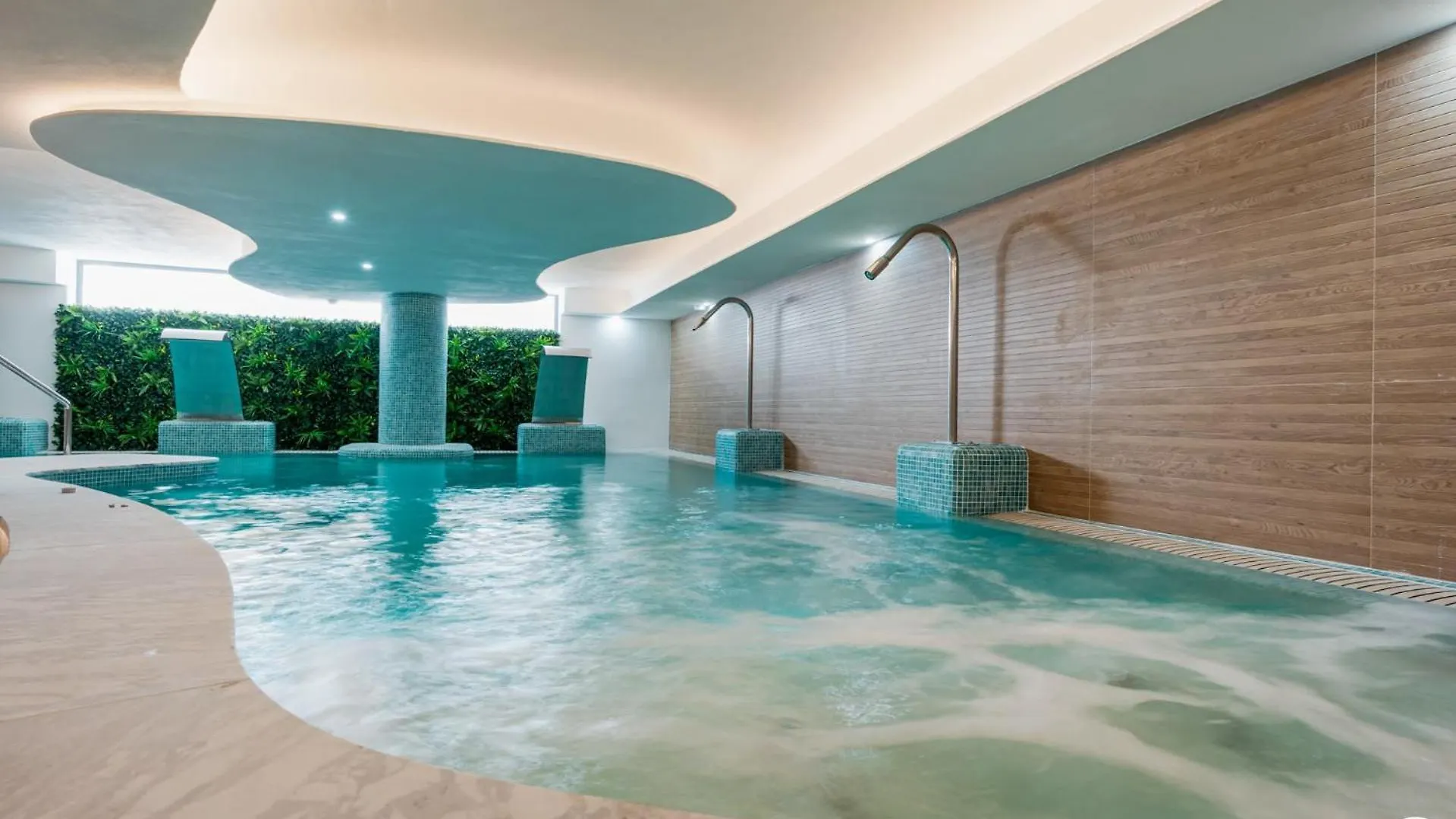 Vivi Homes - Breeze View, Sauna, Gym & Pool Sitio de Calahonda