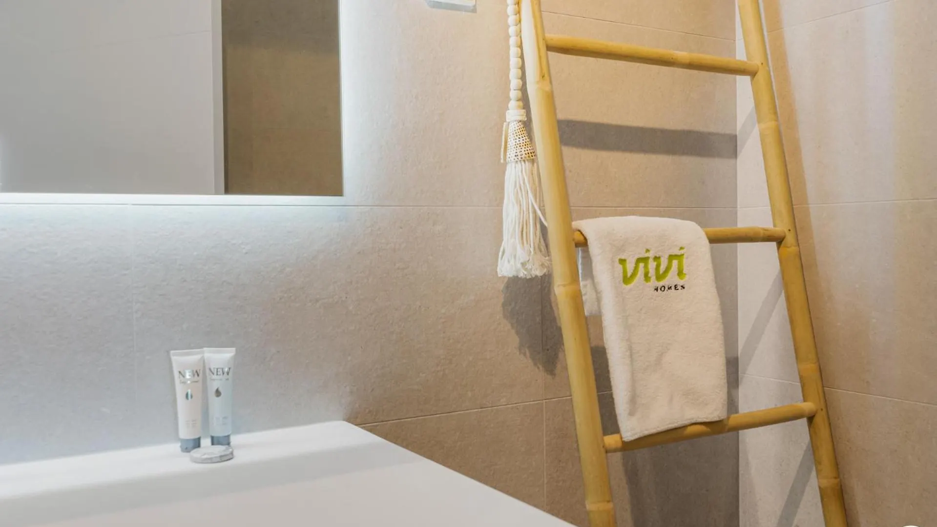 Vivi Homes - Breeze View, Sauna, Gym & Pool Sitio de Calahonda Apartment