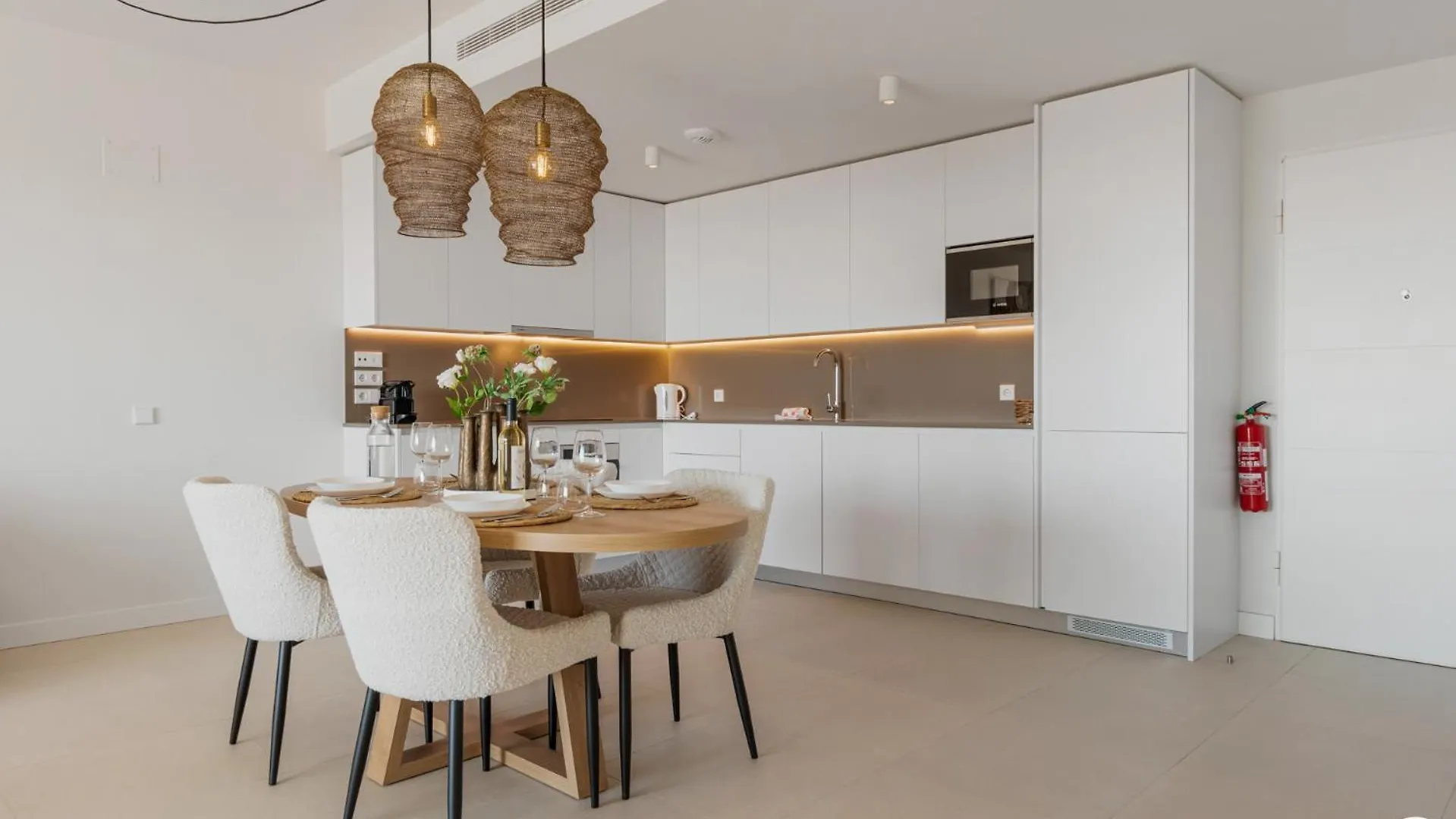 Vivi Homes - Breeze View, Sauna, Gym & Pool Sitio de Calahonda Apartment