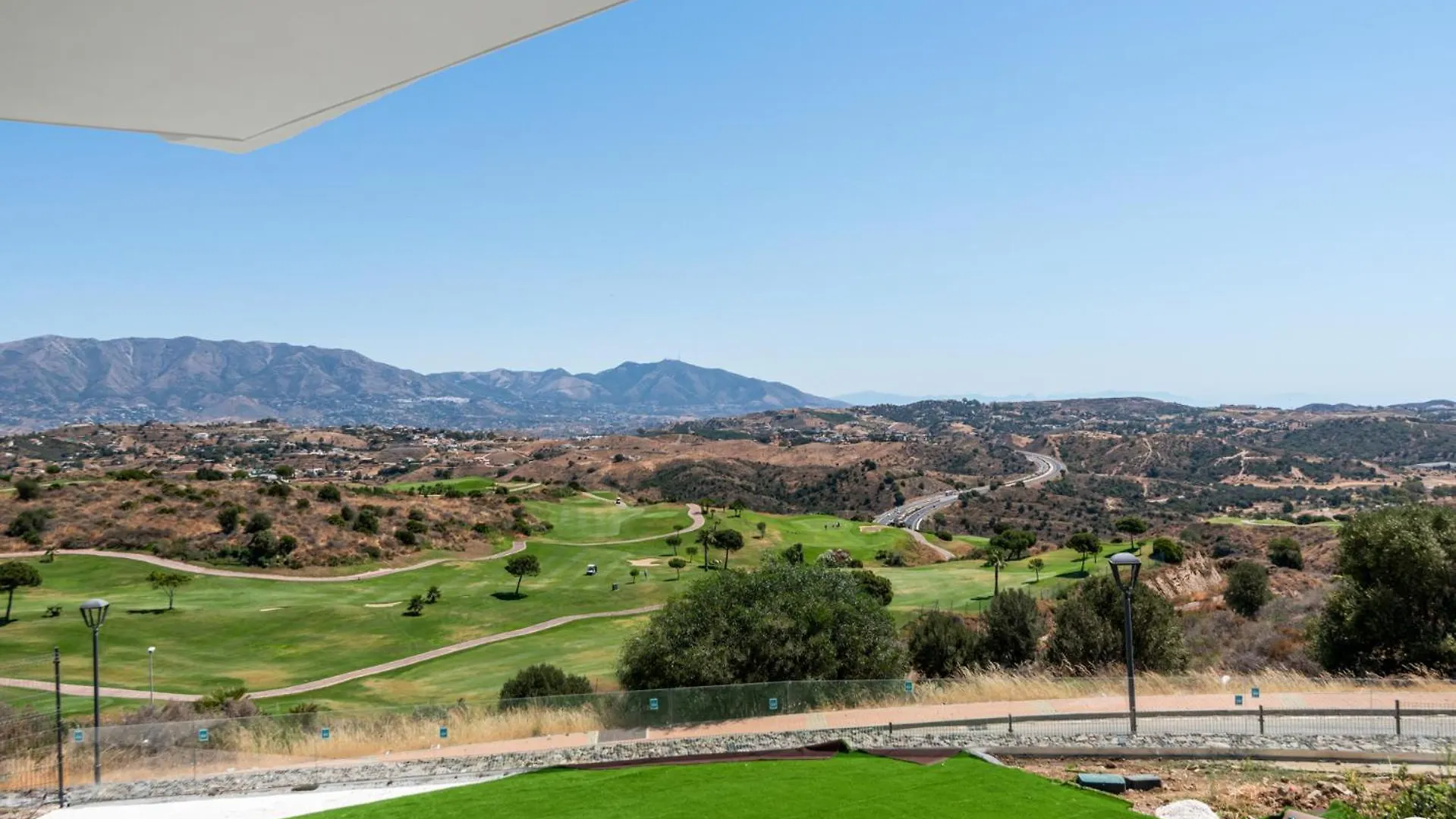 Vivi Homes - Breeze View, Sauna, Gym & Pool Sitio de Calahonda Apartment