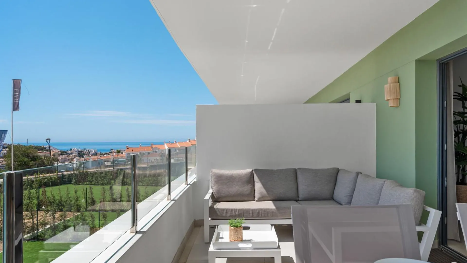 Vivi Homes - Breeze View, Sauna, Gym & Pool Sitio de Calahonda